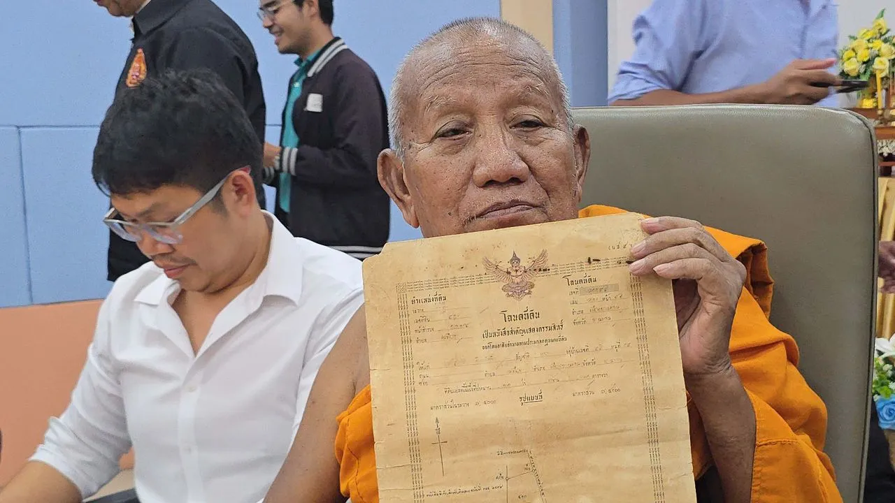 เจ้าอาวาสวัดป่าอดุลยาราม ยืนยันเจ้าของที่ดินนำโฉนดมาถวายให้วัด ไม่ใช่แค่นำมาให้ดู