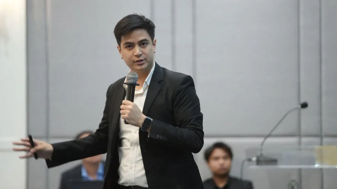 'พริษฐ์' เปิดแผนพวกยึดเสียงในวุฒิสภา เฉลยคลิปเสียงร่วมขบวนการฮั้ว สว. เป็นนายกท้องถิ่น จ.หนองคาย