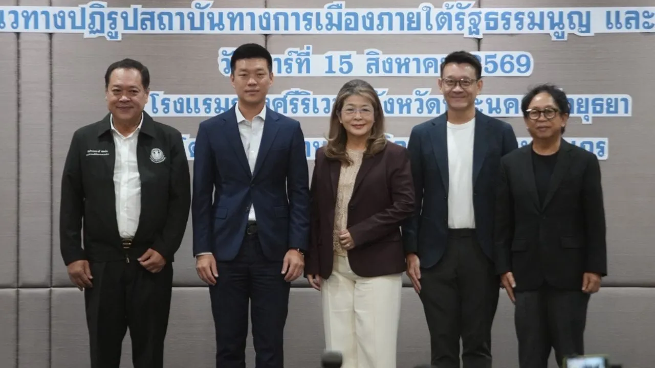 'ทวี' ชี้โกง สว. จุดเริ่มต้นกินรวบประเทศ ขณะ 'สาทิตย์' ขู่ ปชป.เคยทำ กกต. ติดคุกมาแล้ว
