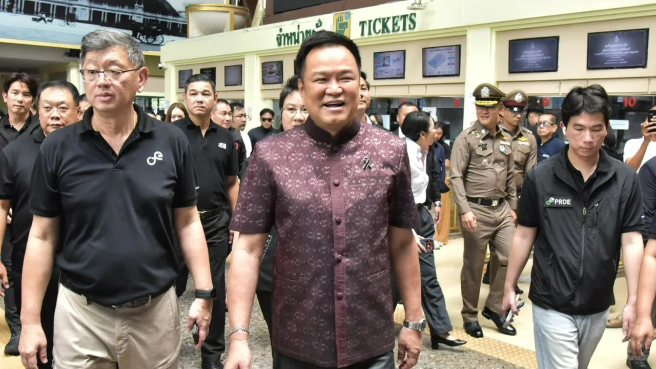 'อนุทิน' แจงพบ 'ทักษิณ' พูดคุยแสดงความเคารพนับถือกันปกติ บอกเป็นรัฐบาลเดียวกันทำไมจะพบไม่ได้