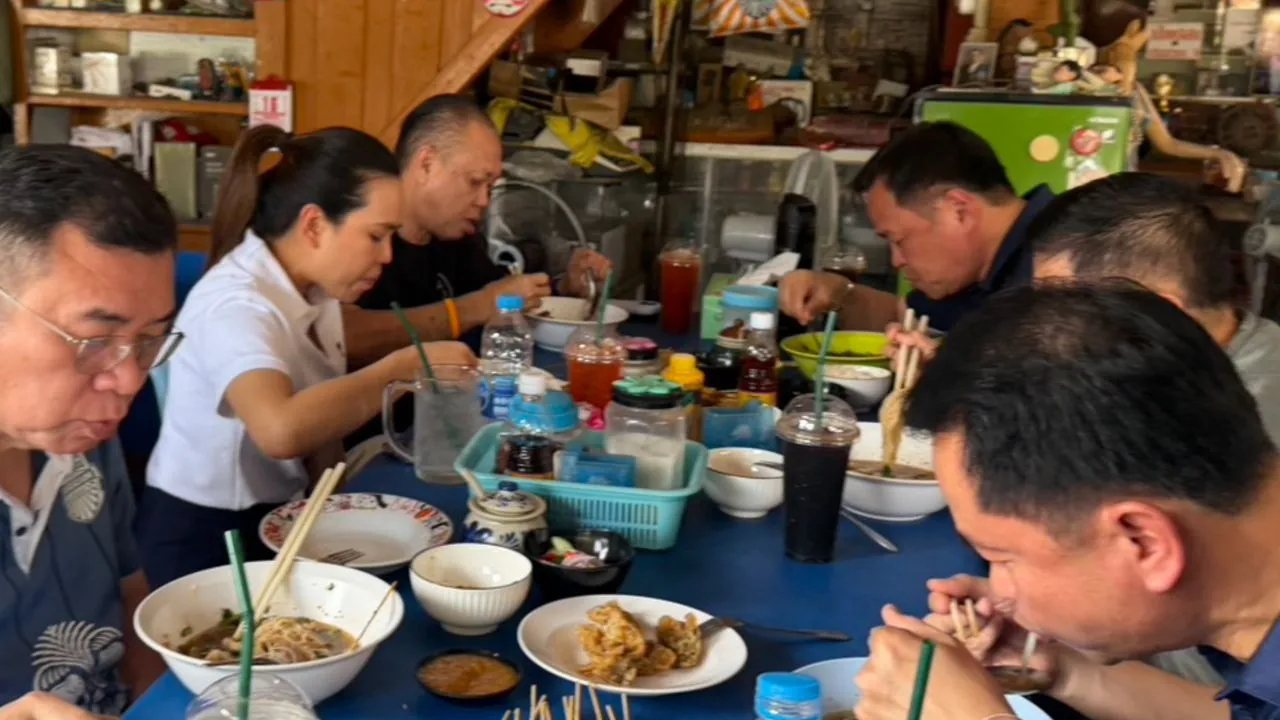 'อนุทิน-เนวิน' ทัวร์บุรีรัมย์วันหยุด กินร้านริมทาง ปลื้มคนชมไทยช่วยไทยพลัส