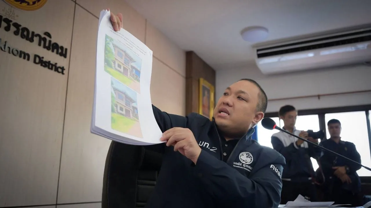 'พลพีร์' บุกสกลนคร ทลายขบวนการหลอกสแกนบัตรประชาชน ฉกทะเบียนบ้านขายต่างชาติ
