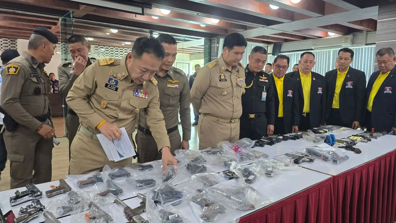 ปกครอง-ตร. ผนึกกำลังปราบอาชญากรรมในชลบุรี ยึดปืนเถื่อน 71 กระบอก กระสุนเพียบ