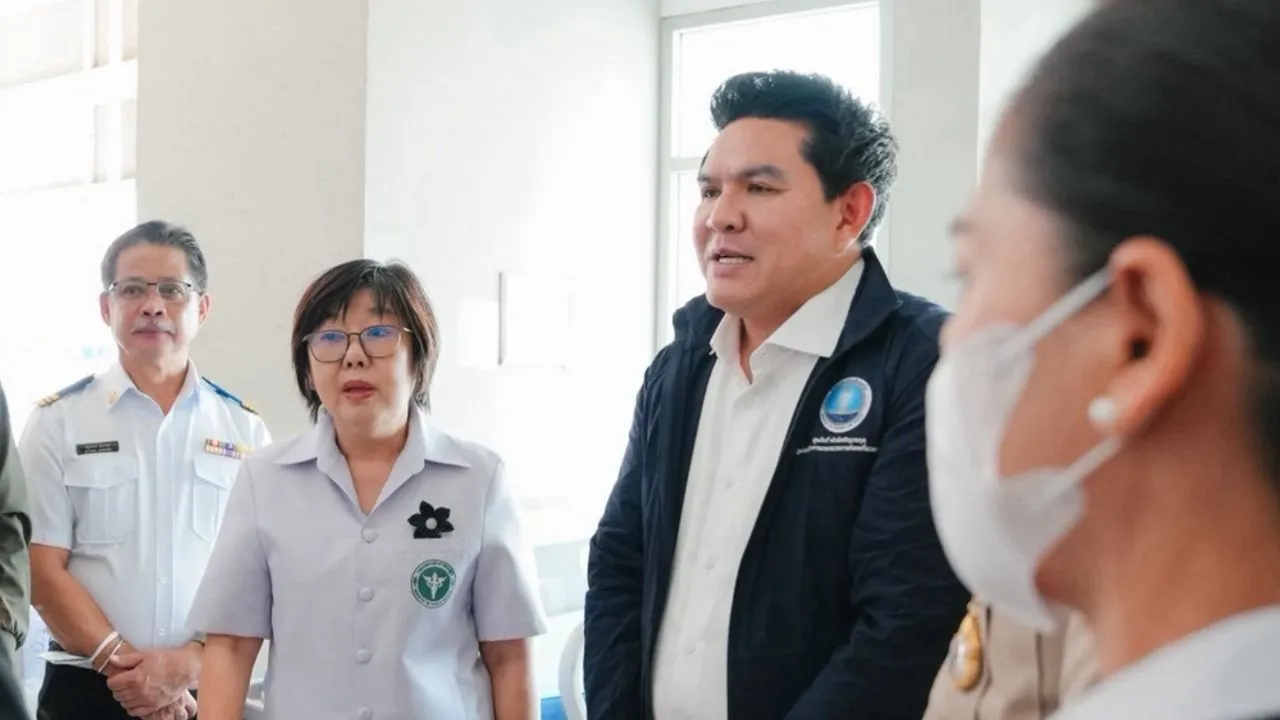 'สุรศักดิ์' เยี่ยมนักท่องเที่ยวต้นไม้ล้มทับที่อยุธยา สั่งดูแล-เยียวยาเต็มที่