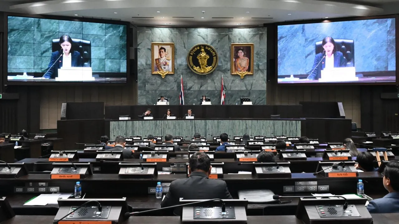 สภา กทม. เห็นชอบตั้ง 3 สก. เป็นกรรมการสอบข้อเท็จจริงปมกดบัตรแทนกัน ตีกรอบ 60 วัน