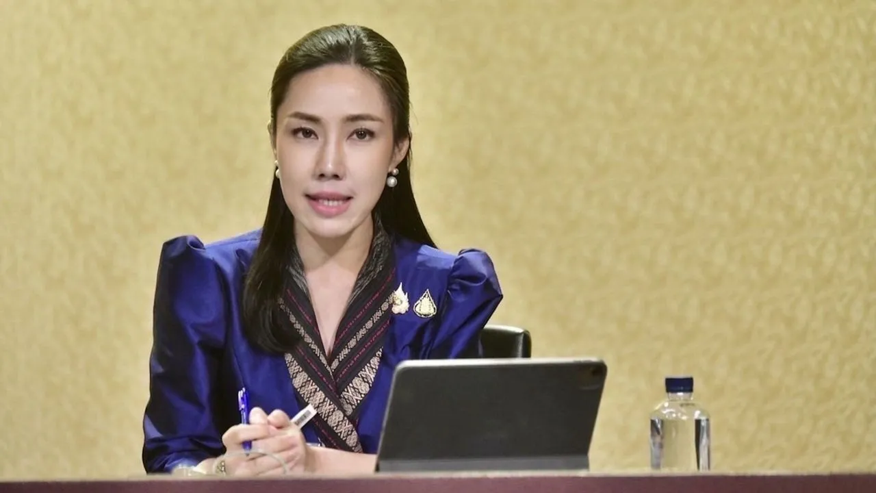 'ศศิกานต์' กระทุ้ง 'หมอฮา-สุภัทร' ขุดสปสช. ให้สุด หลังพบค่าบริหารสำนักงานสูงผิดปกติเกือบ 50%