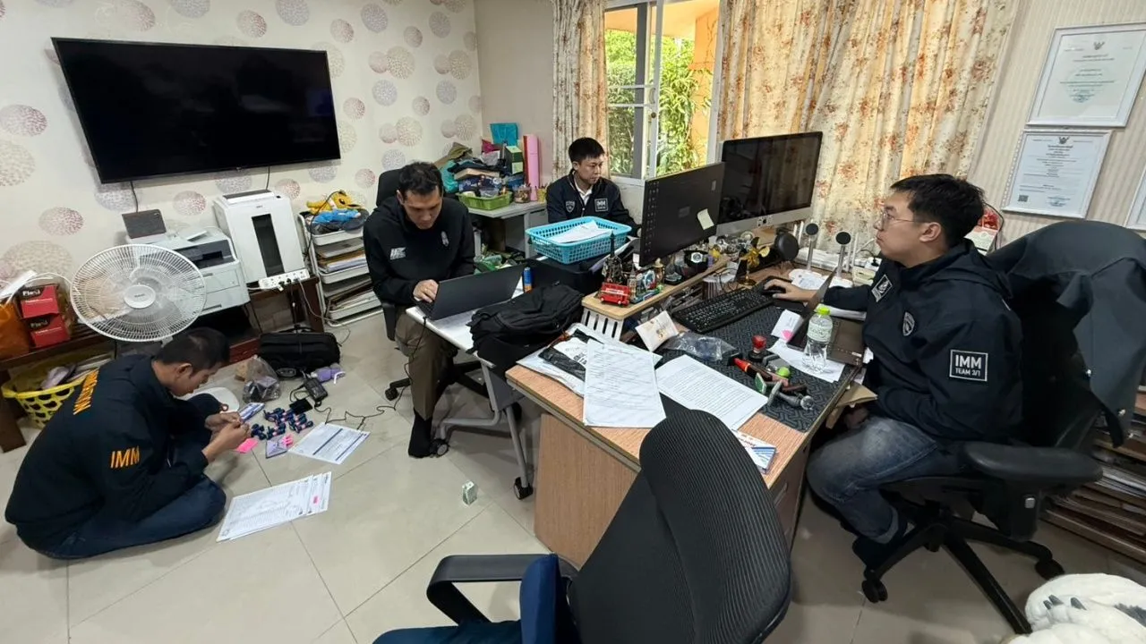 ค้นบริษัทรับยื่นวีซ่าปลอมเอกสาร พบมีลูกค้ากว่า 400 ราย มูลค่าความเสียหายกว่า 16 ล้าน