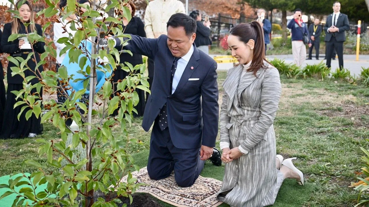 นายกฯ เยือนวัดไทยในต่างแดน ปลูกต้น 'แมกโนเลีย' ไว้เป็นที่ระลึก