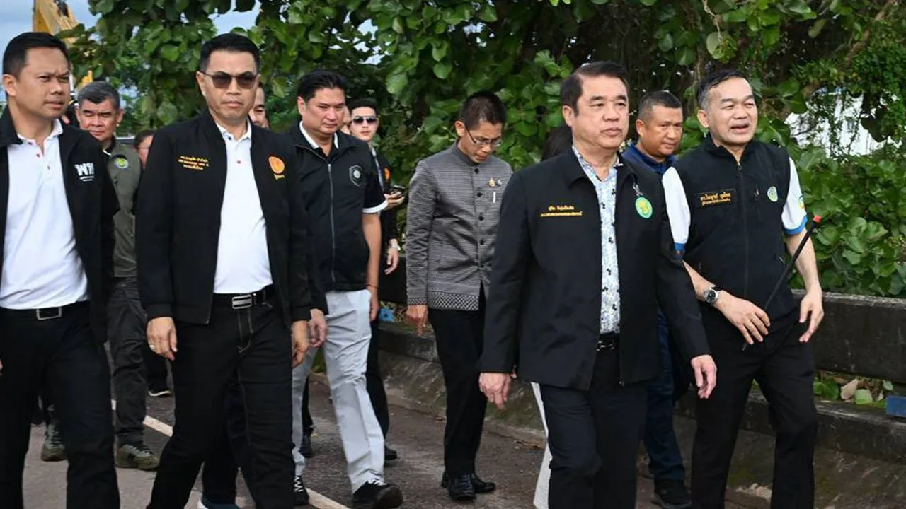 รมว.เกษตรฯ ลงพื้นที่ช่วยน้ำท่วมน่าน สั่งกรมชลฯ ระดมเครื่องสูบน้ำ-รถแบคโฮ ช่วยผู้ประสบภัย