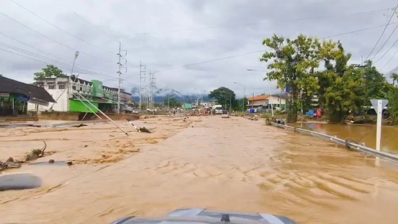 ฝนตกหนักที่น่าน ไม่ใช่ 'เรนบอมบ์' อุตุฯ เผยสาเหตุจริง เฝ้าระวังตกเพิ่ม 28 ส.ค. นี้