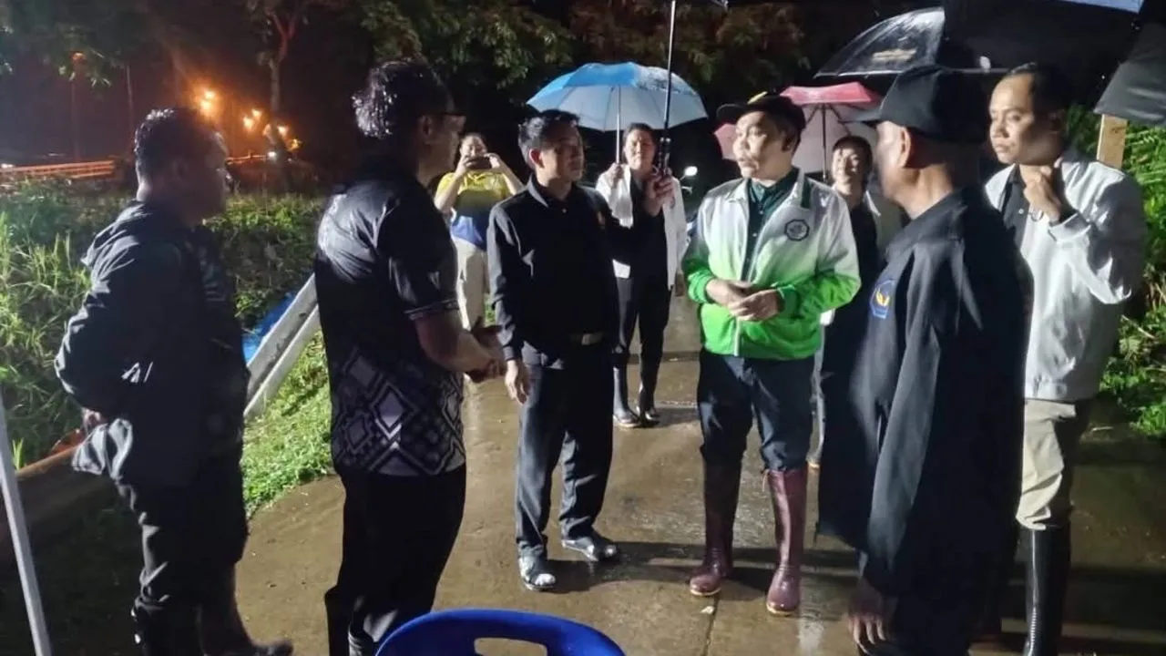 'ประสิทธิ์' ลงเวียงสาตรวจจุดเสี่ยงบ้านไหล่น่าน เฝ้าระวังน้ำหลากคืนนี้