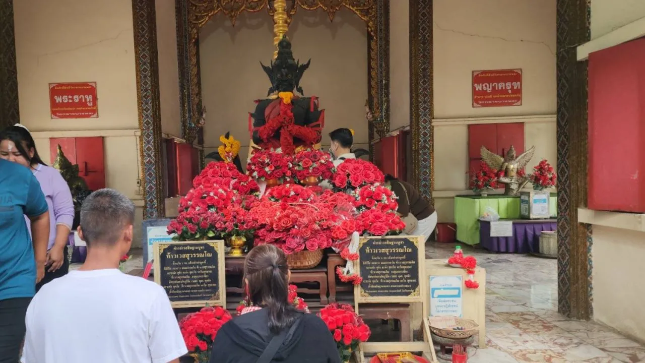 สาวไหว้ขอพร 'ท้าวเวสสุวรรณ' วัดหลวงพ่อสมหวัง ไม่ลืมขอเลขเด็ด 1/9/69 กลับไปลุ้น