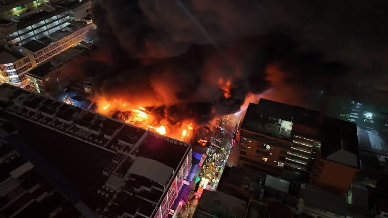 'สำนักงานเขตป้อมปราบศัตรูพ่าย' เตือนเลี่ยงเส้นทางเหตุ 'ไฟไหม้คลองถมเซ็นเตอร์'