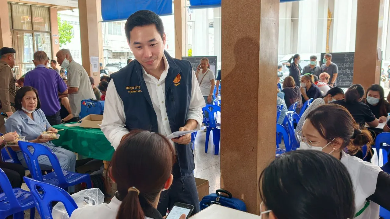 'ปารเมศ' สส.กทม. ติดตามไฟไหม้คลองถมเซ็นเตอร์ ยื่น 4 ข้อรื้อระเบียบเมืองเก่า-ยกระดับสวัสดิการกู้ภัย