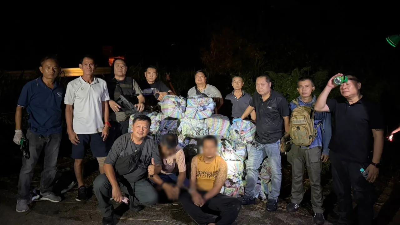 ตำรวจเมืองเชียงราย จับยาบ้าเกือบ 5 ล้านเม็ด คนร้ายซิ่งกระบะหลบหนี รถพลิกคว่ำลงคลอง