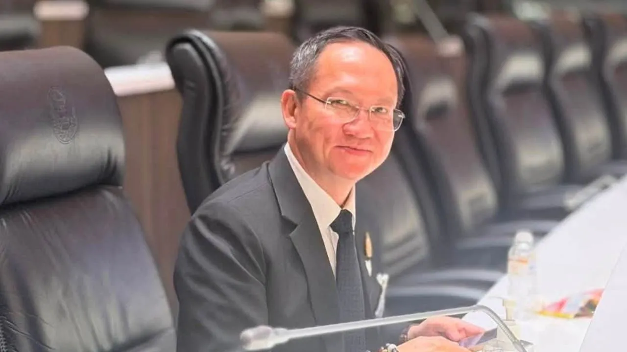 'อัครเดช' ซัดพรรคประชาชน จุดกระแสคดีฮั้ว สว. หวังดิสเครดิตรัฐบาลหลังแพ้เลือกตั้ง