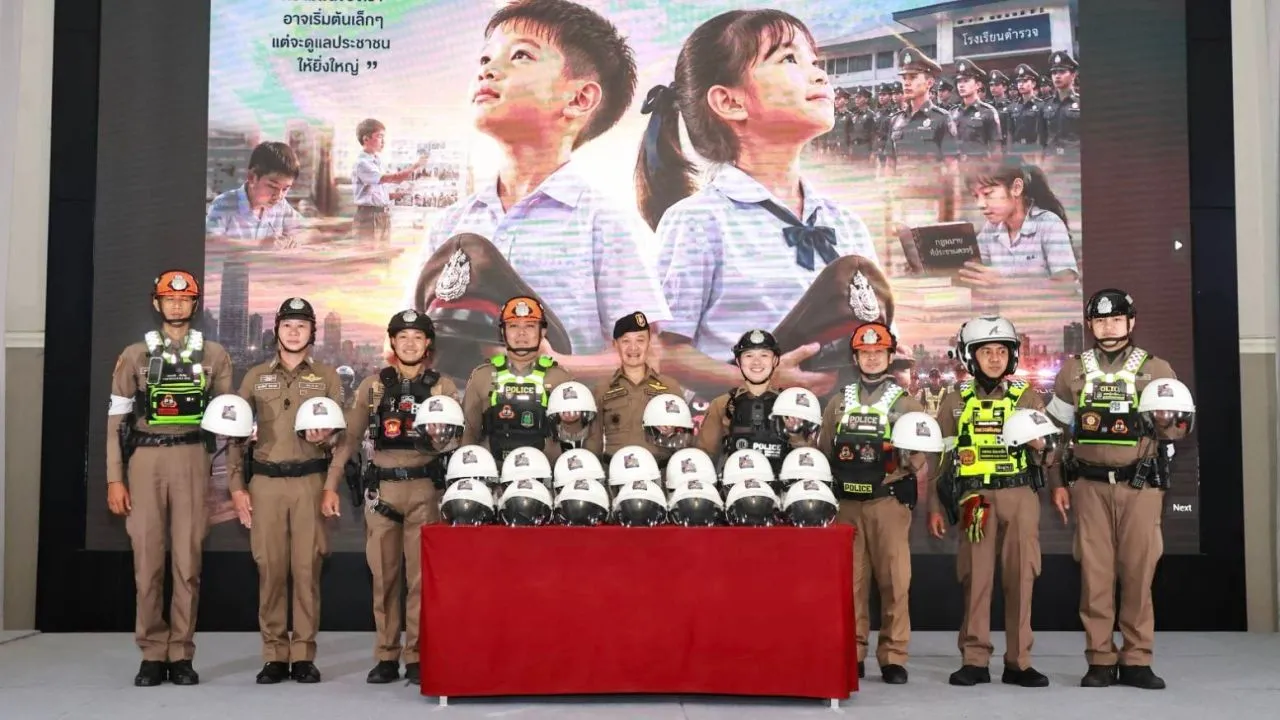 'พล.ต.ท.ไตรรงค์ฯ' โฆษก ตร.มอบหมวกกันน็อก ตำรวจอินฟลูฯ แจกประชาชนสร้างวินัยจราจร