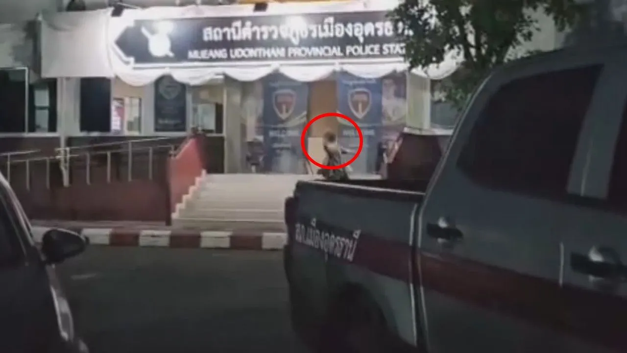 ทำเพื่ออะไร ตามตัวหนุ่มหัวร้อนขว้างก้อนอิฐใส่ประตูกระจกบานเลื่อนหน้า สภ.เมืองอุดรธานี
