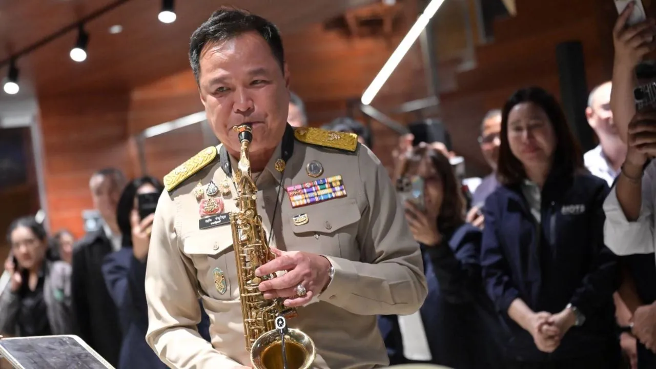 'อนุทิน' แจมวงดนตรี โชว์เป่าแซกโซโฟนเพลง 'Fly Me to the Moon' เดินเมืองเก่าสงขลา