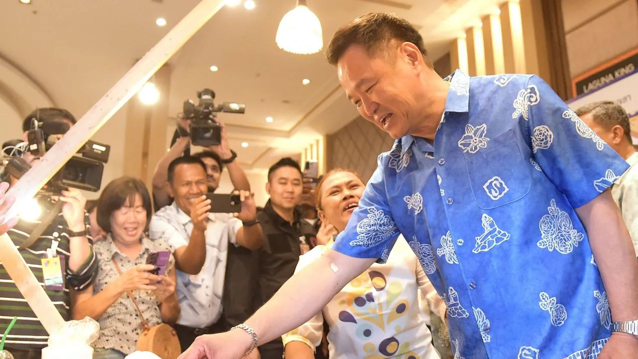 นายกฯ นำ ครม. สวมเสื้อผ้าบาติกลายพระราชทาน ร่วมกิจกรรมเมืองสร้างสรรค์ด้านอาหาร
