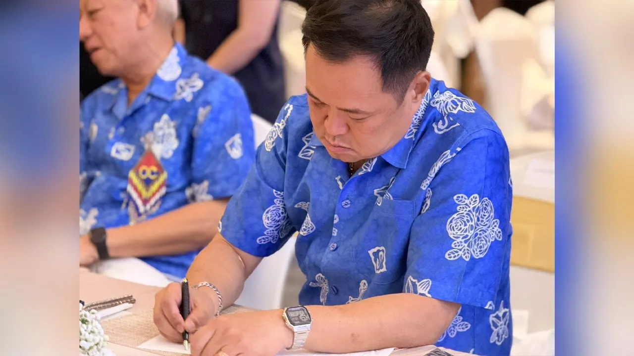 'นายกฯ' นั่งเซ็นเอกสาร เตรียมเข้าที่ประชุม 'ครม.สัญจรสงขลา' พรุ่งนี้