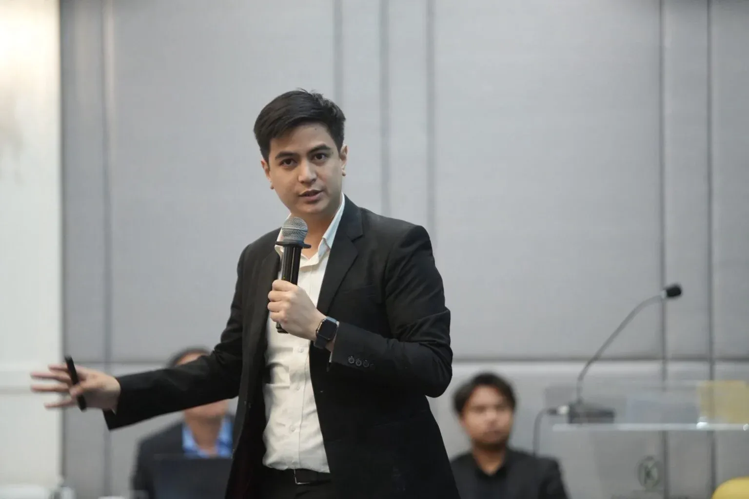 ‘พริษฐ์’ ตอกกลับ ‘อนุทิน’ อย่าจุ้นงาน ‘ฝ่ายค้าน’ ห่วงผลงาน ‘รัฐบาล’ เถอะ