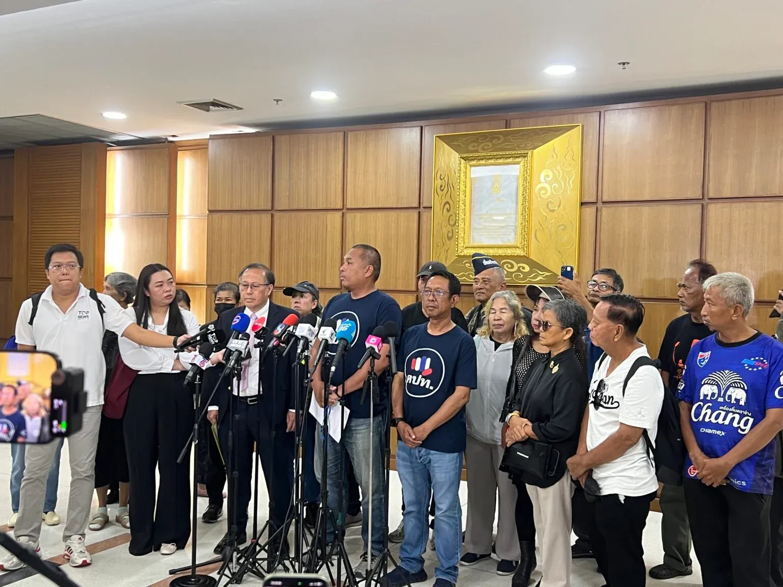 ม็อบบุกสำนักงาน กกต. เตือนระวังจบเหมือนอดีตประธาน กกต. ที่เคยต้องโทษจำคุก