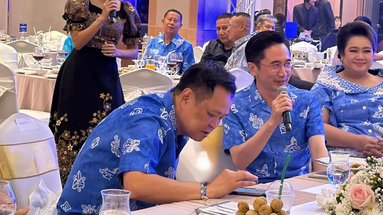 ครม.สัญจรชื่นมื่น 'อนุทิน-ยศชนัน' ร้องเพลงกระชับสัมพันธ์ 'ศุภมาส' จุ๊บแก้มเติมเชน