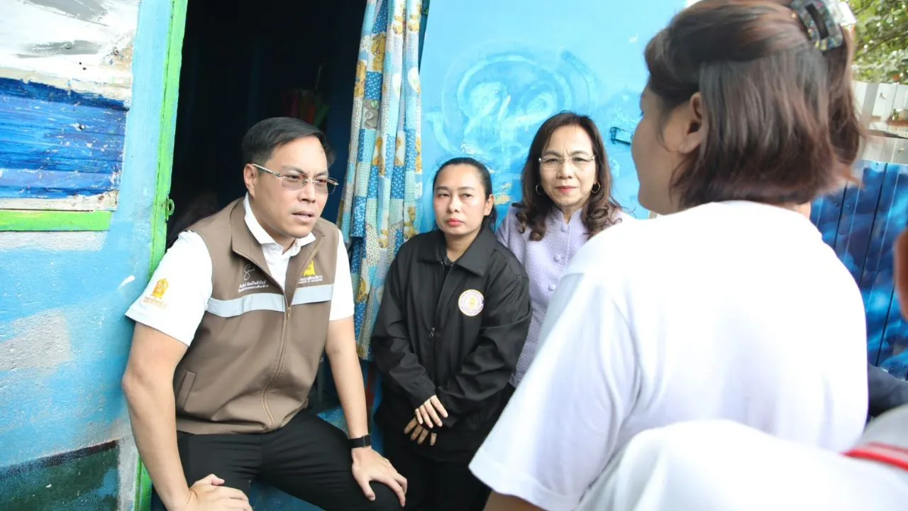 'อัครนันท์' ลุยต่อหลัง ครม.สัญจร ลงพื้นที่เยี่ยมบ้านนักเรียนยากจน รับฟังปัญหาพร้อมคณะครู