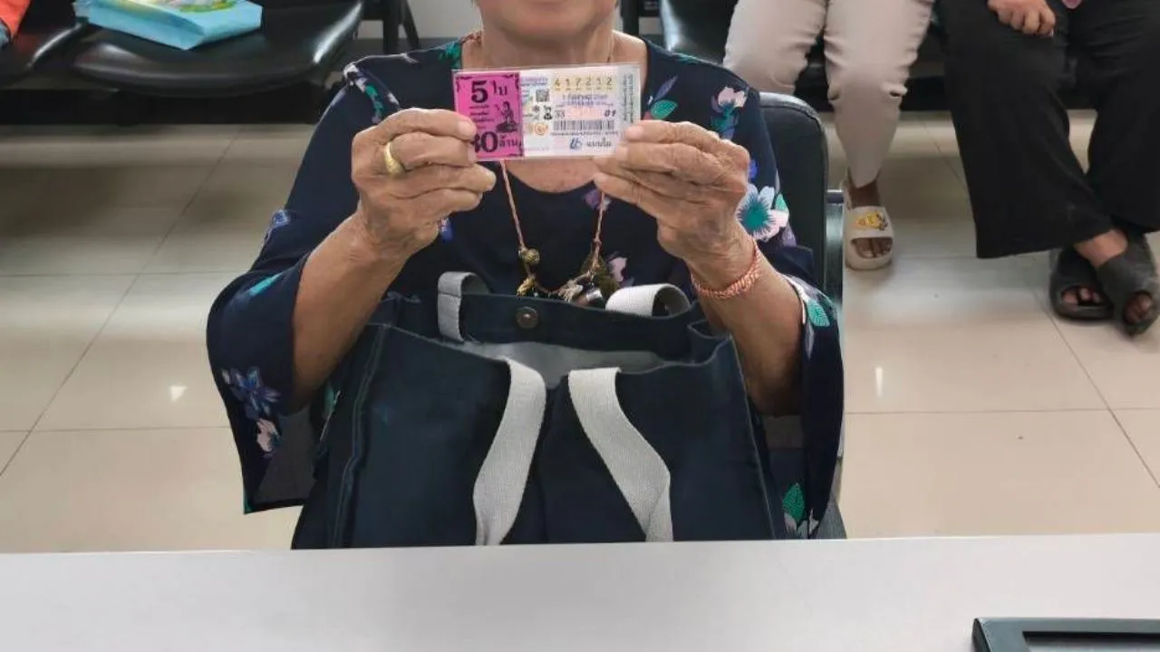 ยายไปไหว้พระใหญ่ วัดผารังหมี ซื้อลอตเตอรี 5 ใบ ถูกรางวัลที่ 1 เฮลั่นรับเงิน 30 ล้าน