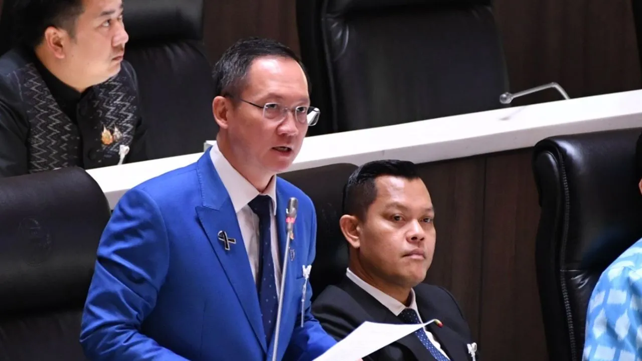 'อัครเดช' ซัด 'เท้ง' อย่า 'ลิเกการเมือง' ยันระบอบสีน้ำเงินไม่มีอยู่จริง