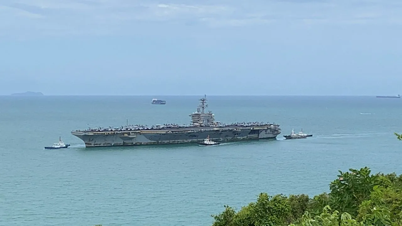 เทียบท่าแล้ว เรือ 'USS Abraham Lincoln' ทหารมะกัน 5,000 นายทยอยขึ้นฝั่ง