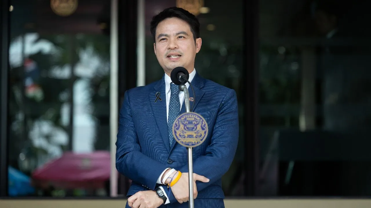 'ภราดร' ลั่น รัฐบาลไม่หวั่นฝ่ายค้านเปิดซักฟอก พร้อมถูกตรวจสอบ ปัดภูมิใจไทย ไม่เอี่ยวคดีฮั้ว สว.