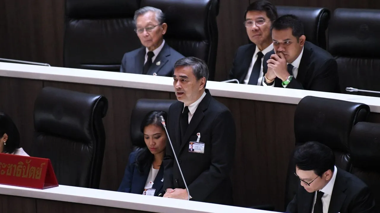 'อภิสิทธิ์' ซัด ประธานสภาฯ ถ่วงญัตติดับไฟใต้-หนีวาระ กกต. เลื่อนญัตติอื่นมาแทน
