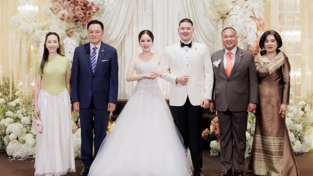 'อนุทิน' ควง 'มาดามจ๋า' บินสุราษฎร์ธานี ร่วมงานแต่งลูกชาย 'บิ๊กเกรียง'