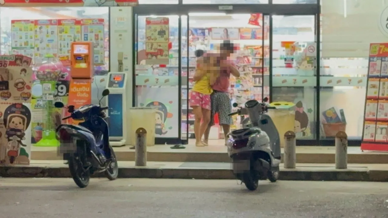หนุ่มหลอน ไม่มีใครสนใจ มีดจี้คอเมียเข้าร้านสะดวกซื้อ ตร.บุกชาร์จ โวยวายลั่นห้องขัง