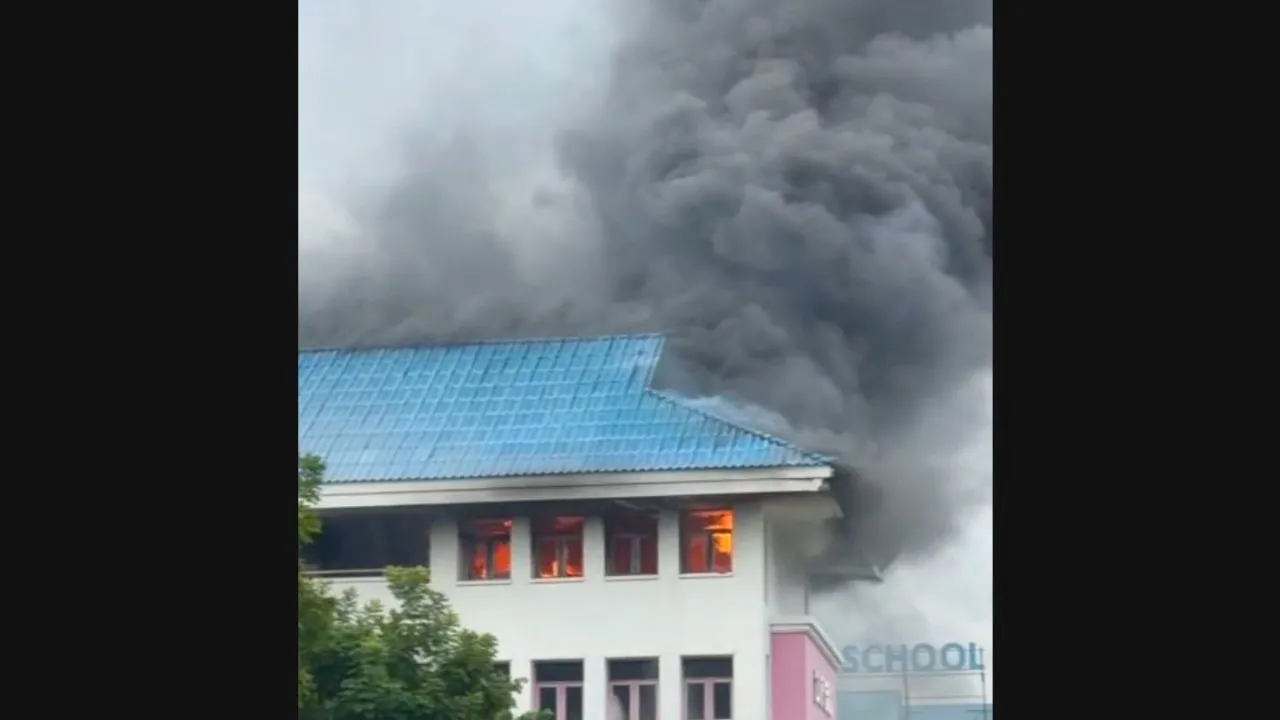 ไฟไหม้โรงเรียนดังย่านบางขุนเทียน คุมเพลิงได้แล้ว อาจารย์สำลักควัน 1 ราย