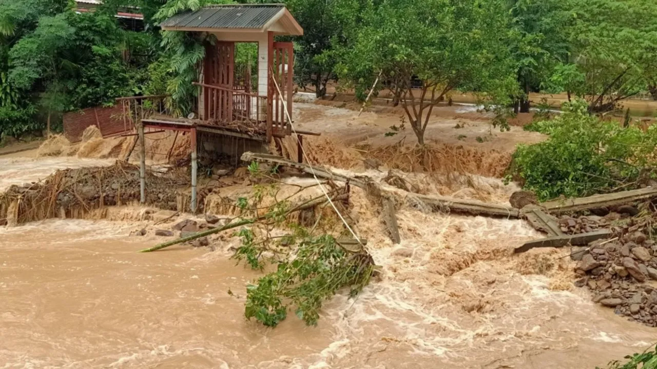 แม่ฮ่องสอนอ่วม ฝนตกหนักน้ำป่าทะลักท่วมบ้านเรือน ซัดถนนพัง รถแบ็คโฮจมน้ำ