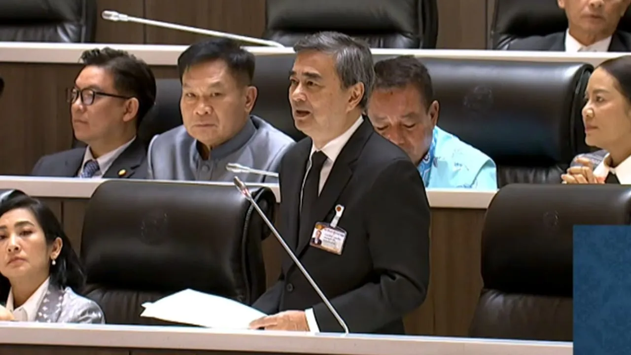 'อภิสิทธิ์' ซัดงบฯ 70 เสี่ยงผิดวินัยการเงินการคลัง แนะตัด 1.5 แสนล้าน
