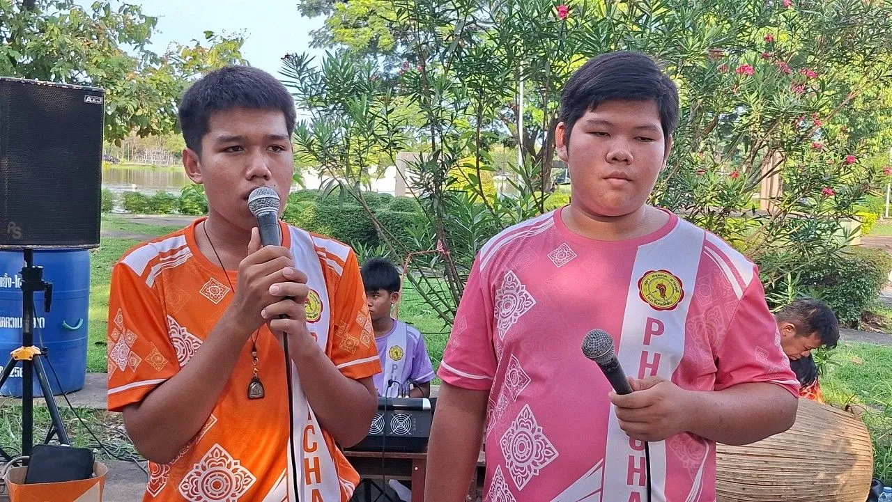 น้องสไปรท์ ม.4 เดินสายแหล่ ระดมทุนผ้าป่าจัดซื้อคอมพ์ให้โรงเรียน ล่าสุดยอดทะลุ 5 แสน