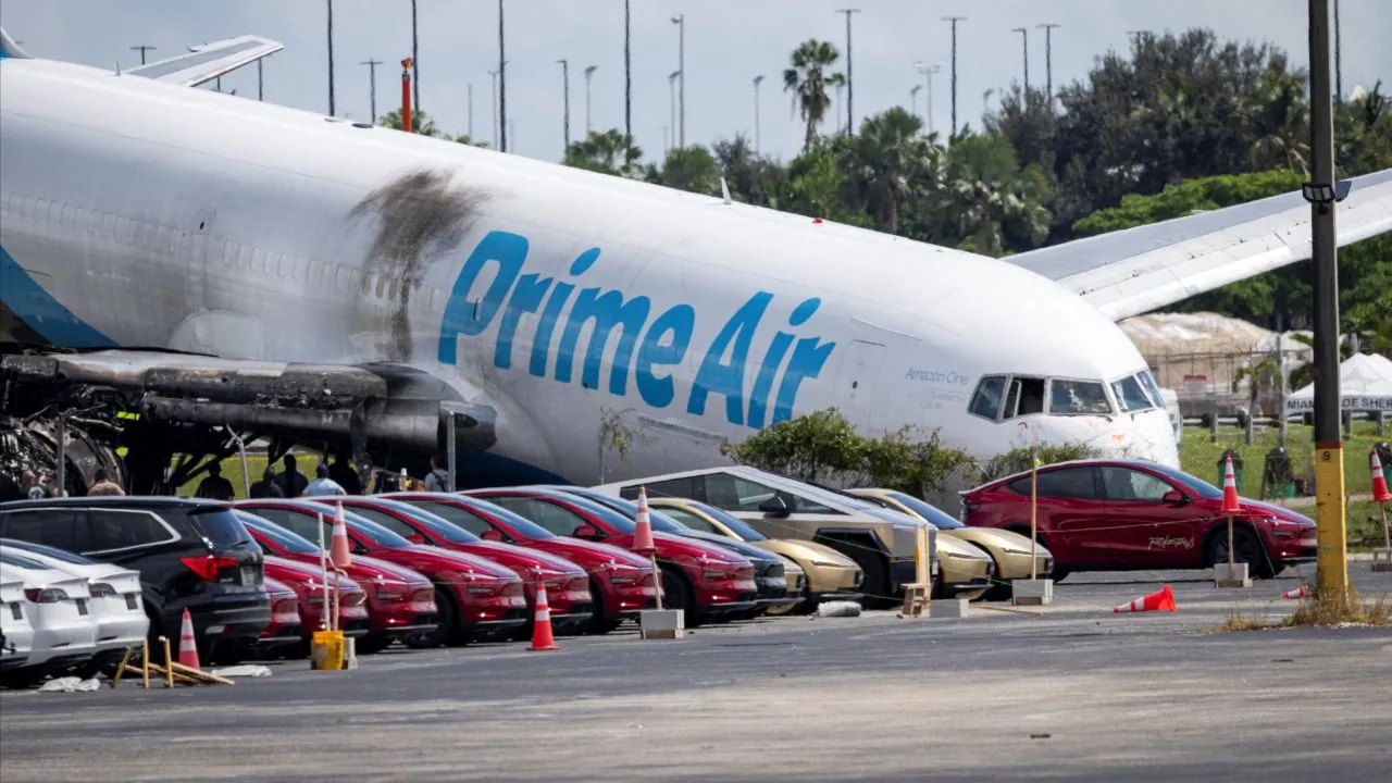 เผยเครื่องบิน Amazon หลุดรันเวย์ชนรถ 2 คันดับ 5 ศพ กู้กล่องดำได้แล้ว