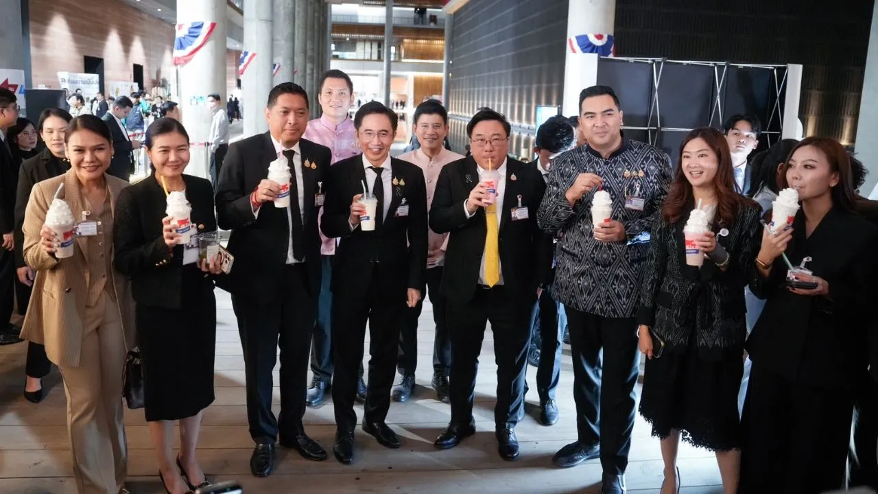 'ยศชนัน' ควง รมช.เกษตรฯ นำทัพ สส.เพื่อไทย อุดหนุนนมไทยอุ้มเกษตรกรโคนม