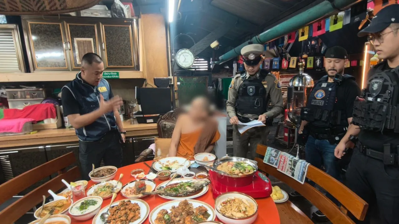 เปิดภาพโต๊ะอาหาร 'หลวงพ่ออติโชติ' ขณะถูกจับกุม จานขอบทอง-เมนูหลากหลาย