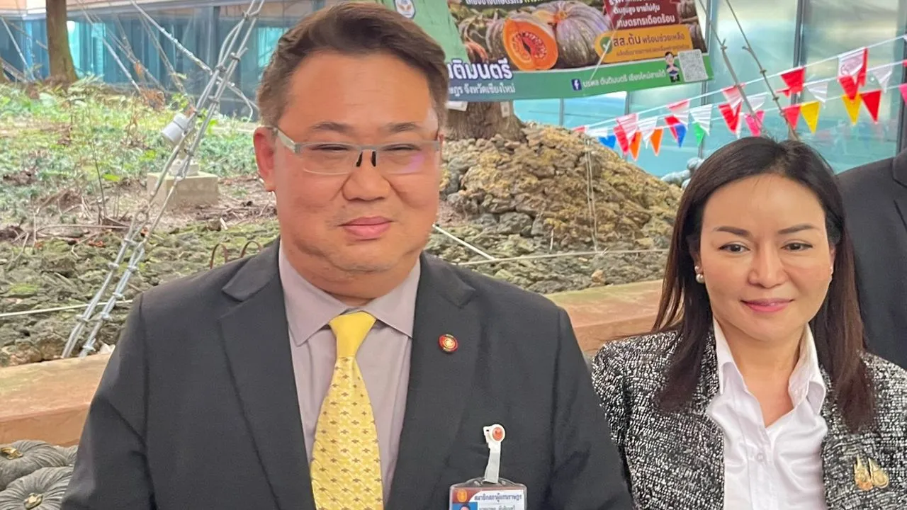 'นรพล' ขนฟักทองแม่แจ่ม 2 ตัน แจกฟรี ที่ รัฐสภา หลังราคาดิ่งเหว
