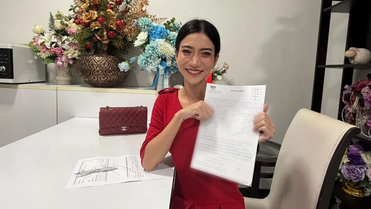 'แก้วตา ธิษะณา' สวมชุดสีแดง สมัครสมาชิกพรรคเพื่อไทยแล้ว พร้อมย้ำหลักการที่ยืนหยัด