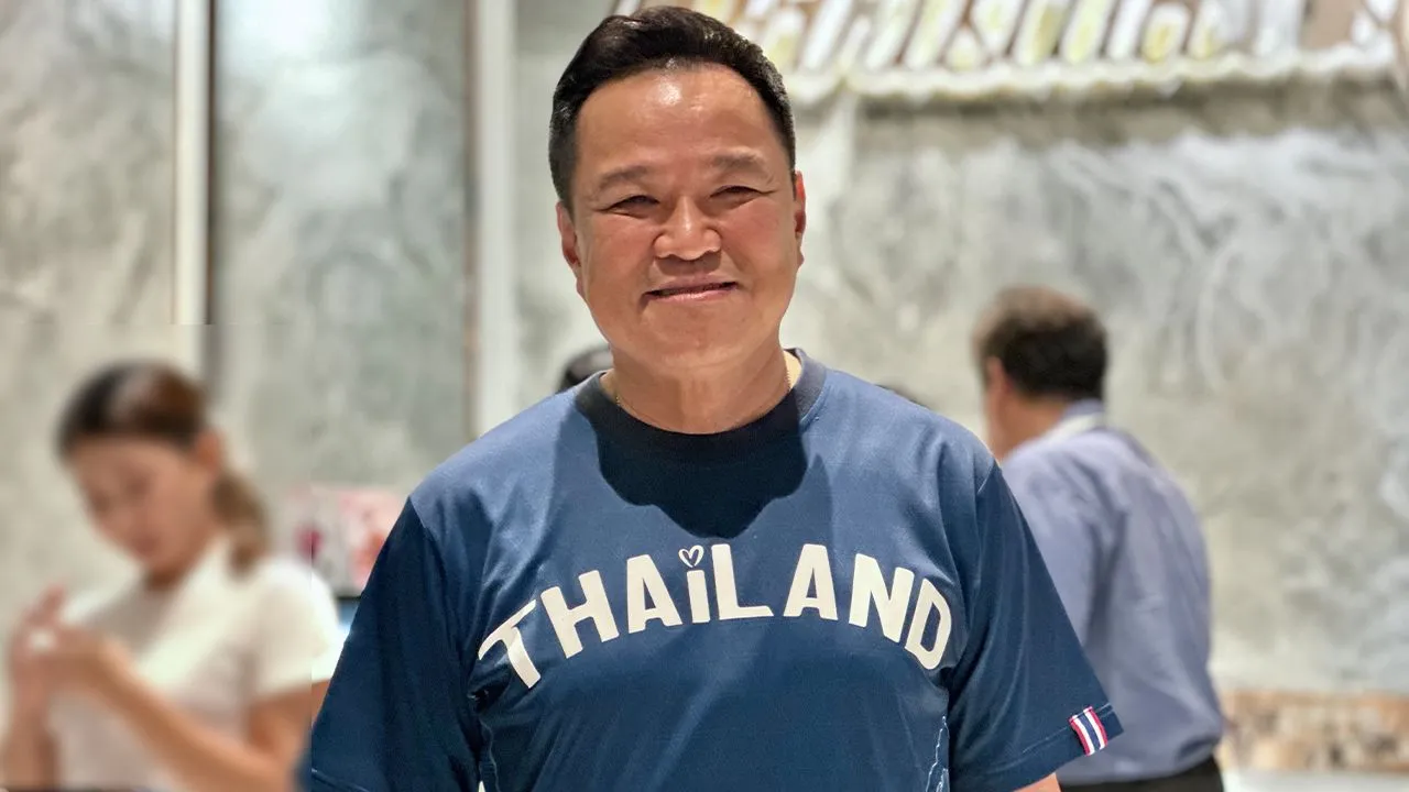 สวมเสื้อทีมไทยแลนด์คอลเลกชั่นพิเศษ ฉลองวันเกิด 'อนุทิน' โชว์ห้อย 'พระกริ่ง'