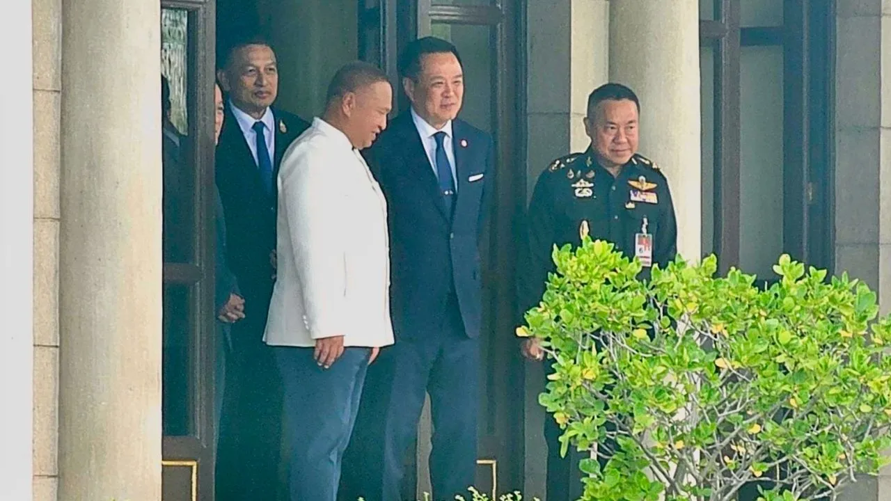 'บิ๊กเกรียง-บิ๊กปูด้วง' เข้าทำเนียบอวยพรวันเกิดย้อนหลัง 'อนุทิน' พยักหน้ารับ คุยเรื่องชายแดนใต้