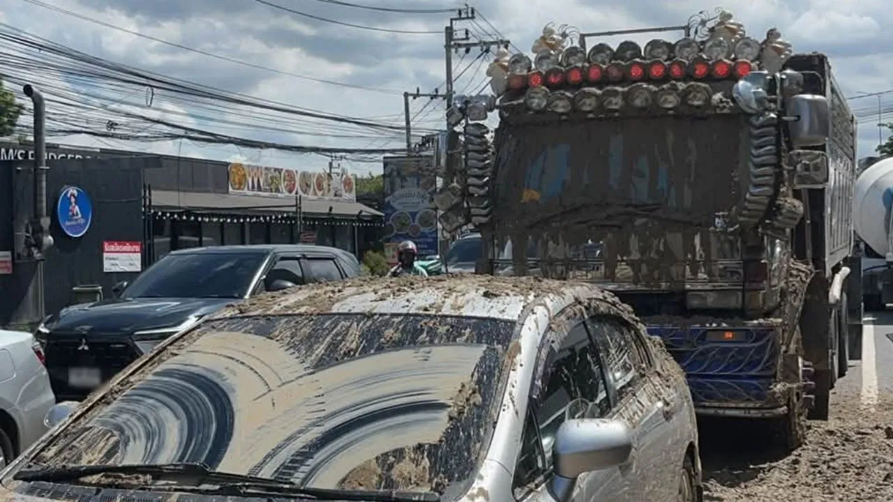 รถบรรทุกทำดินตกหล่นกลางถนน 5 แยกวัชรพล ฝ่ายเทศกิจ เขตบางเขน ยันจับปรับแล้ว