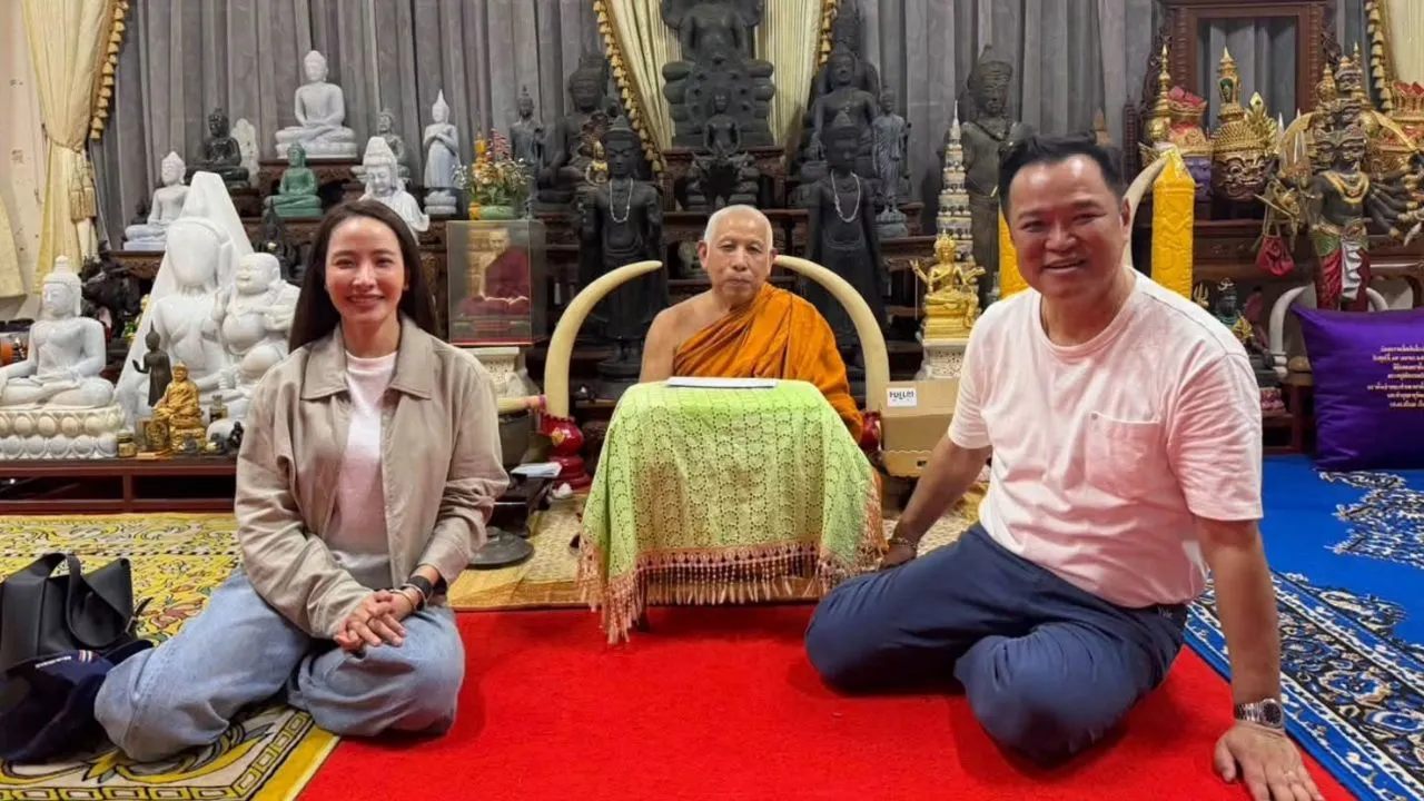 'อนุทิน' ควงภริยา ไหว้พระพุทธชินราช กราบหลวงพ่อสำลี วัดราชบูรณะ ลงยันต์ฝ่ามือเสริมสิริมงคล