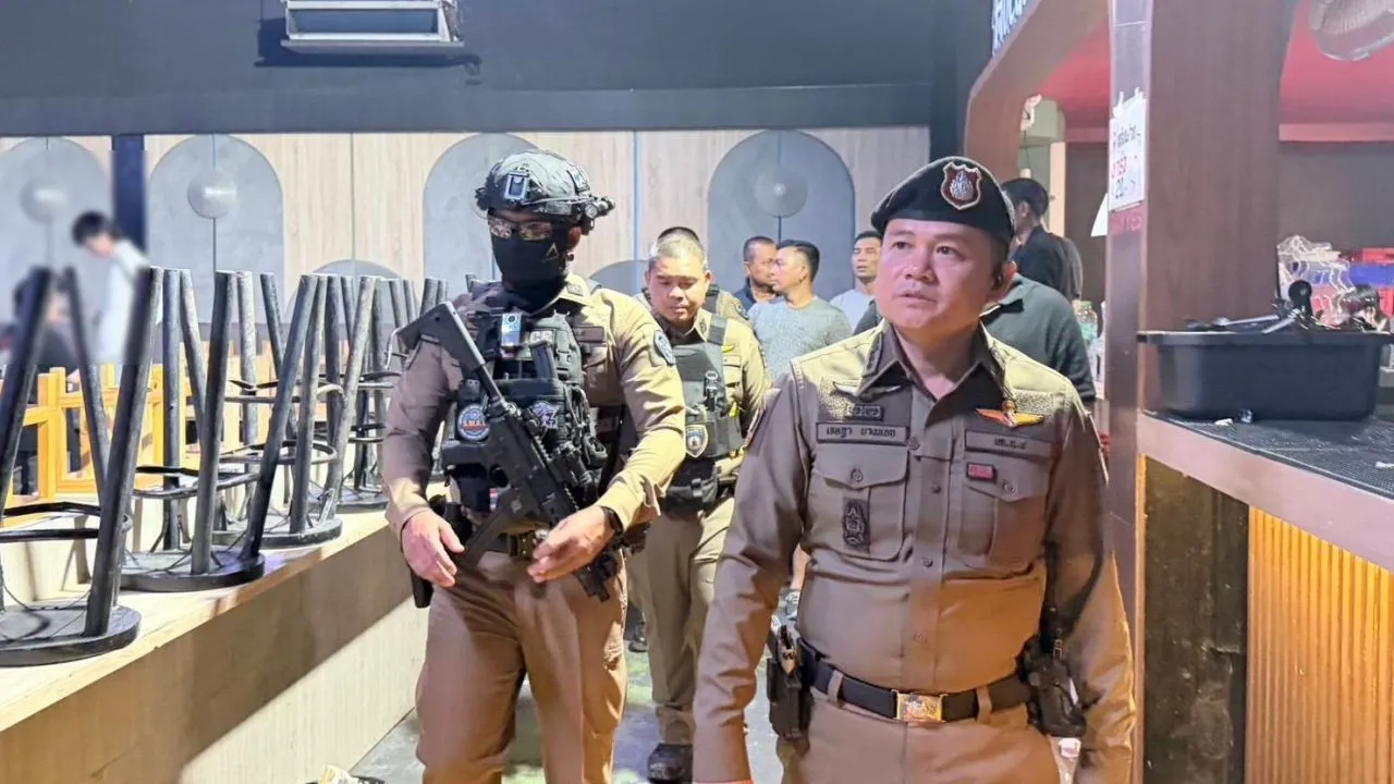 ตำรวจ สน.วังทองหลาง ลุยตรวจ 16 สถานบันเทิงดัง-อาบอบนวด ไม่พบทำผิดกฎหมาย-สารเสพติด